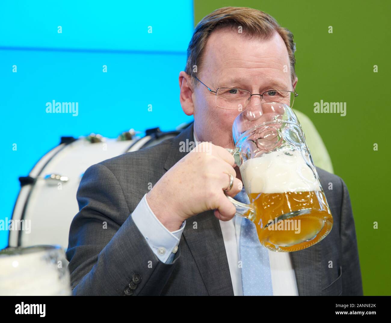 Berlin, Deutschland. 18 Jan, 2020. Bodo Ramelow (Die Linke), Ministerpräsident von Thüringen, nimmt einen Schluck von Arnstadt Bier an der Grünen Woche. Quelle: Annette Riedl/dpa/Alamy leben Nachrichten Stockfoto