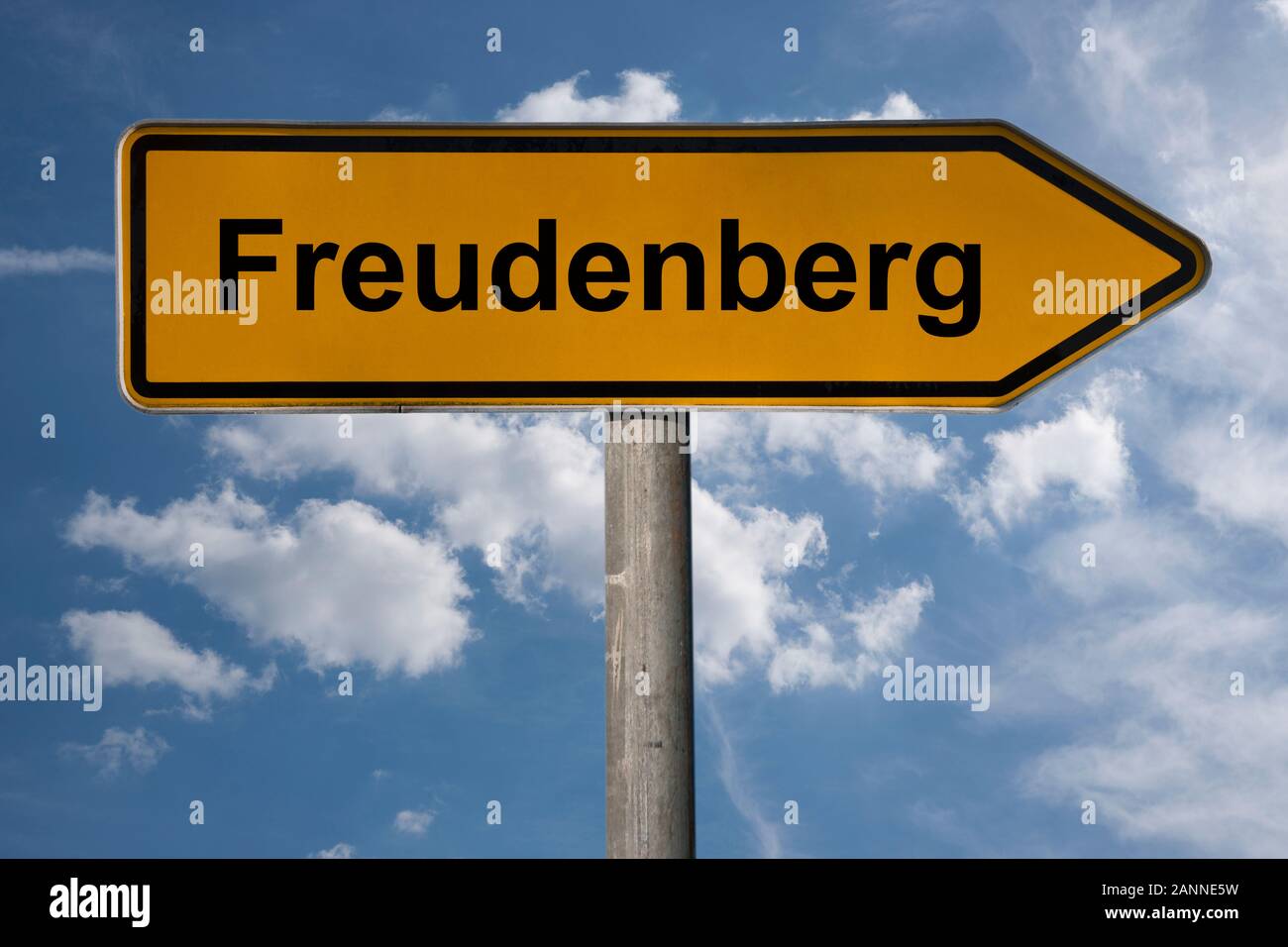 Detail Foto von einem Wegweiser mit der Aufschrift Freudenberg, Nordrhein-Westfalen, Deutschland, Europa Stockfoto