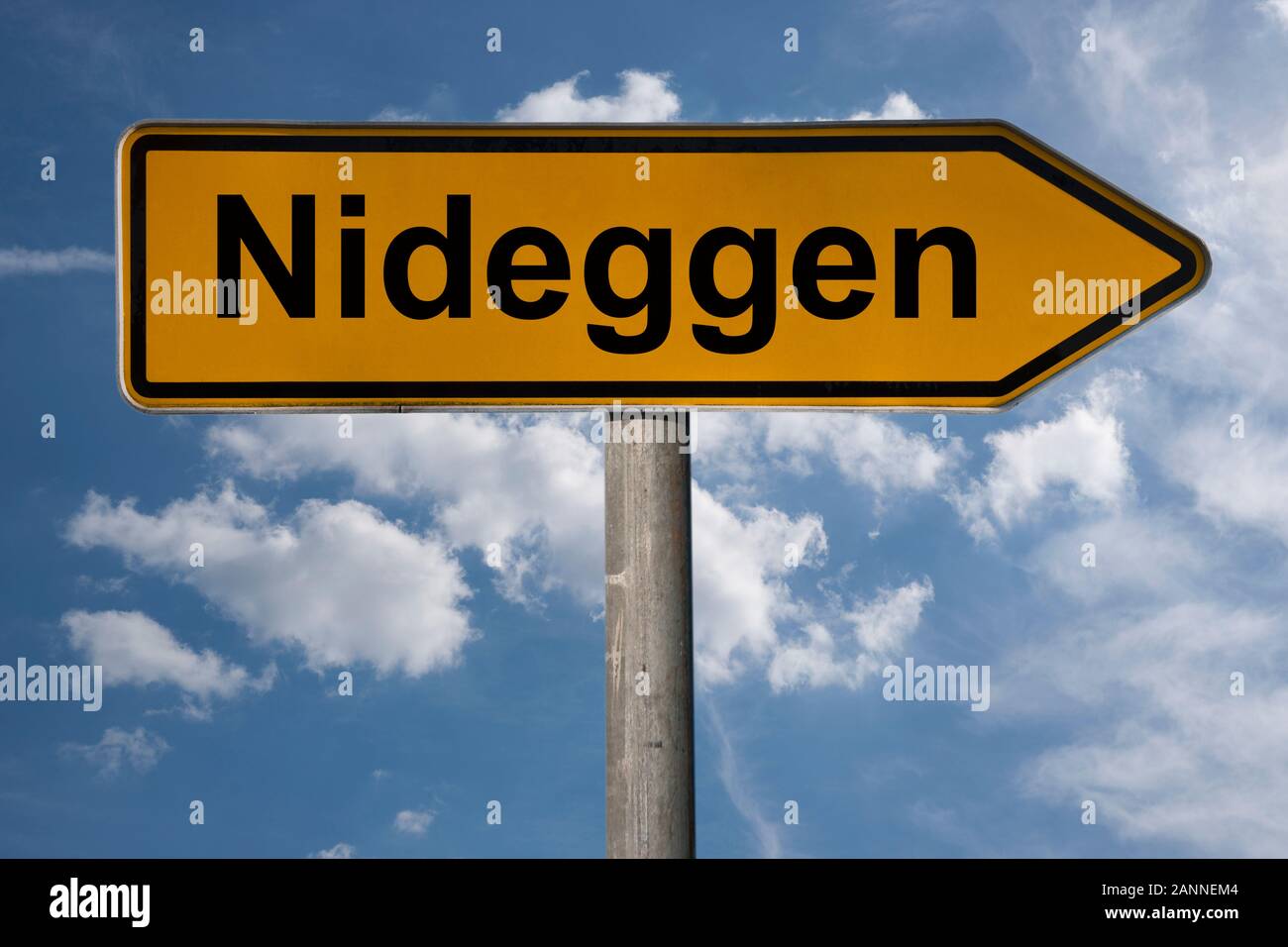 Detail Foto von einem Wegweiser mit der Aufschrift Nideggen, Nordrhein-Westfalen, Deutschland, Europa Stockfoto
