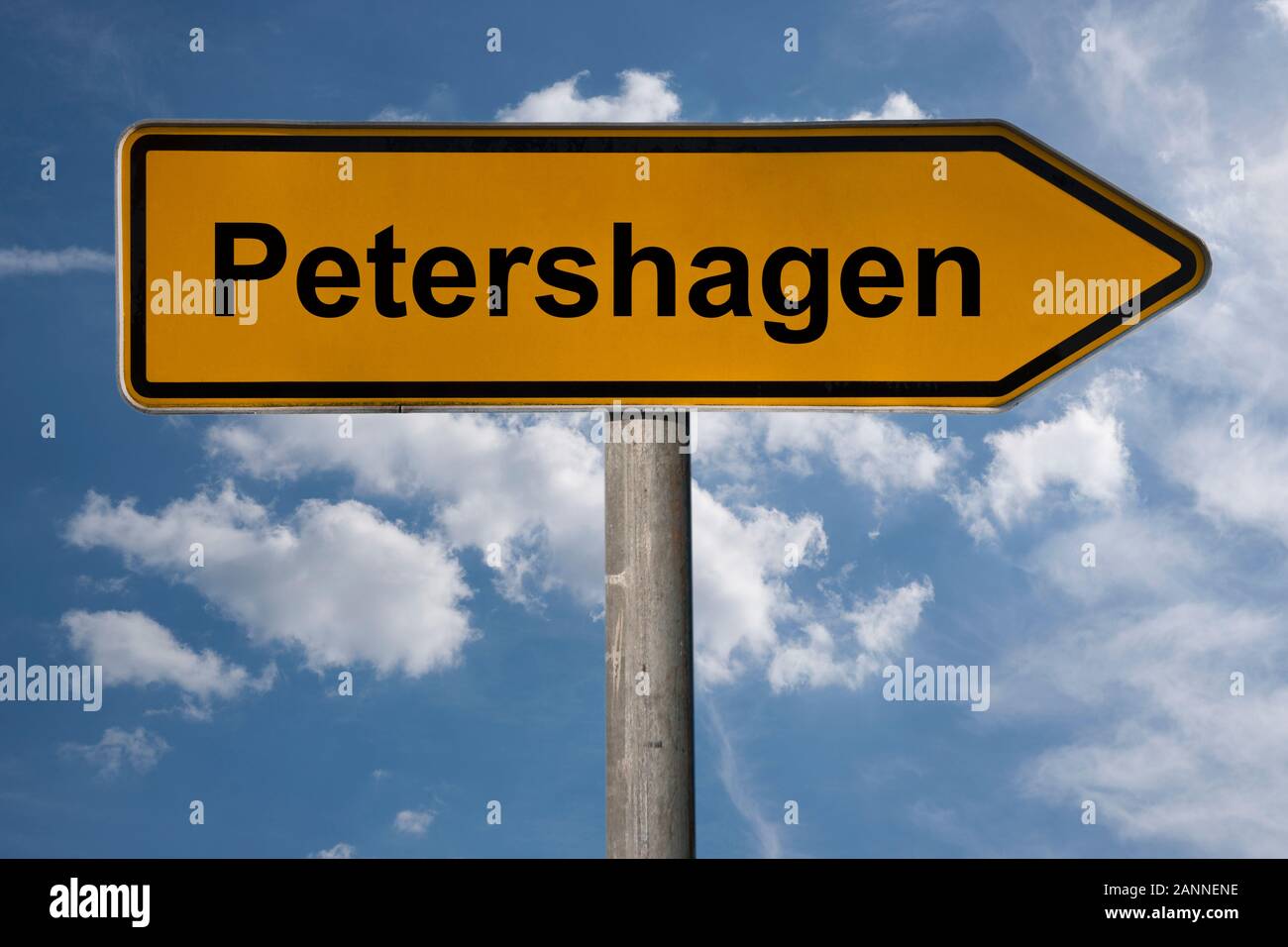 Detail Foto von einem Wegweiser mit der Aufschrift Petershagen, Nordrhein-Westfalen, Deutschland, Europa Stockfoto