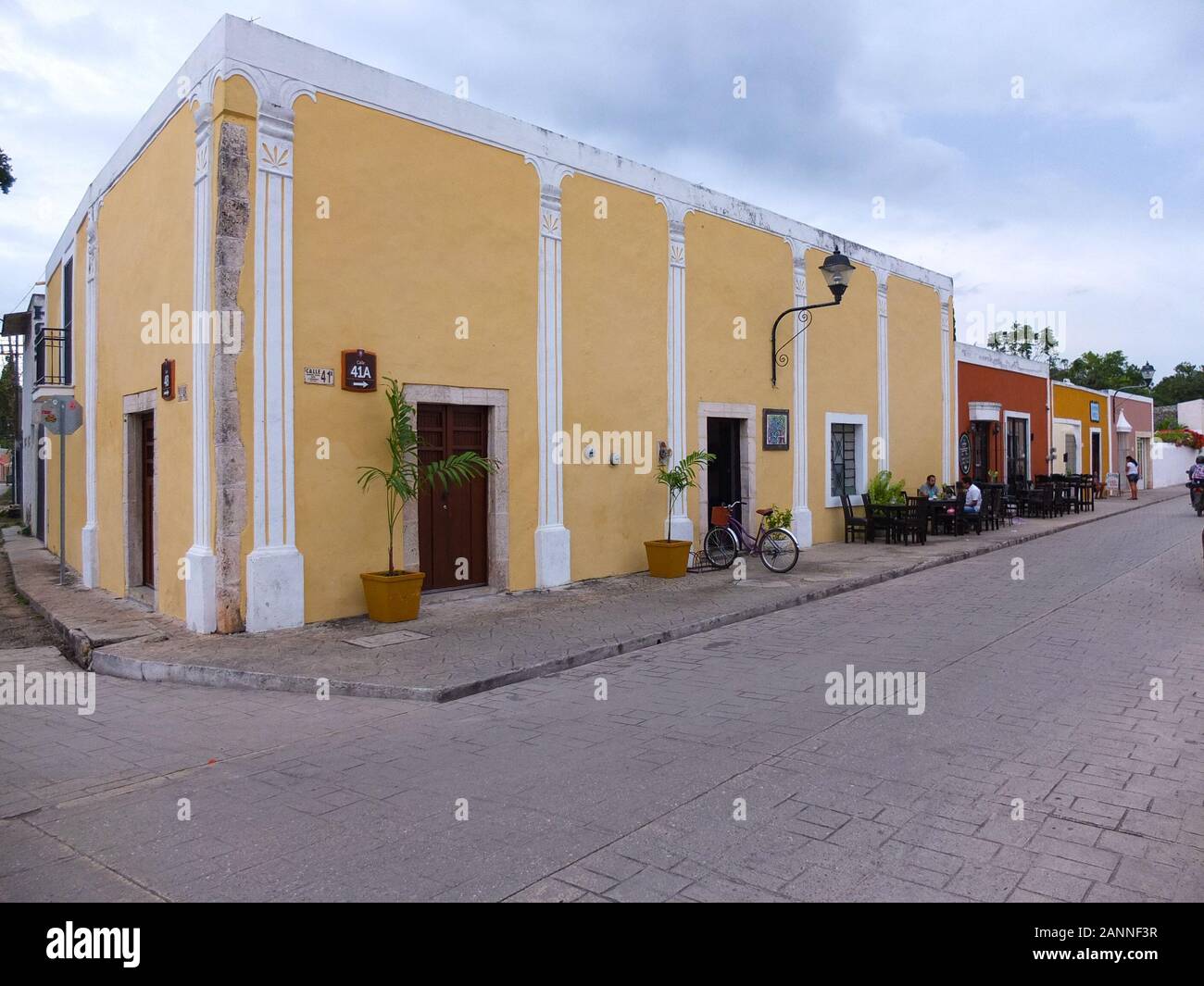 Valladolid, Mexiko - Januar 28,2018: Typische koloniale Straße in Valladolid, Mexiko. Valladolid ist eine Stadt auf Mexicos Yucatan Halbinsel. Die koloniale b Stockfoto