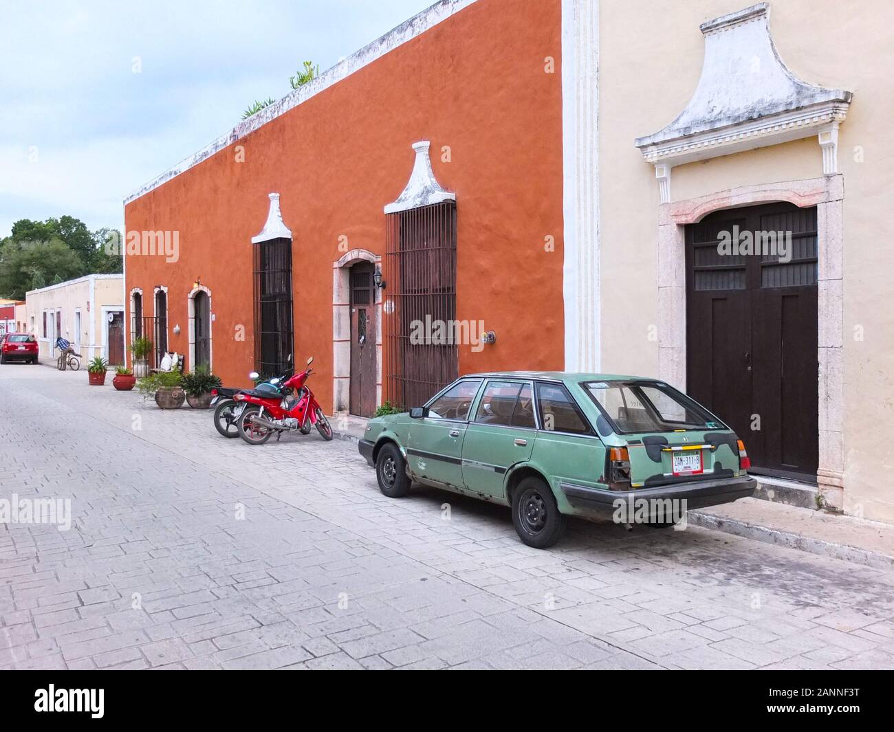 Valladolid, Mexiko - Januar 28,2018: Typische koloniale Straße in Valladolid, Mexiko. Valladolid ist eine Stadt auf Mexicos Yucatan Halbinsel. Die koloniale b Stockfoto