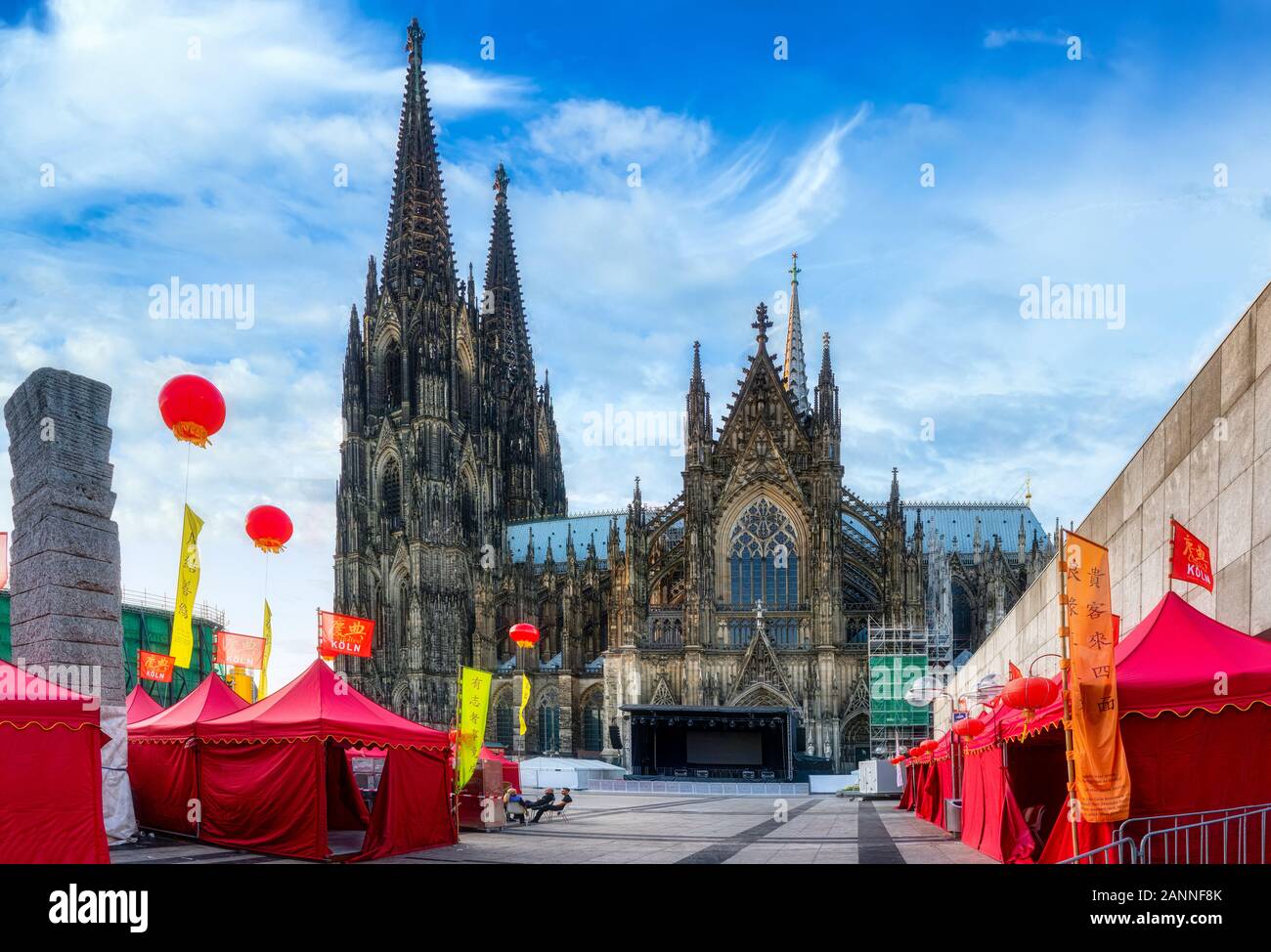 Köln, Deutschland, 06/15//2019: Chinesische Festival (der Drache Tänze auf dem Rhein) in Köln mit chinesischen Markt, entworfen, mit klassischen und Reich de Stockfoto