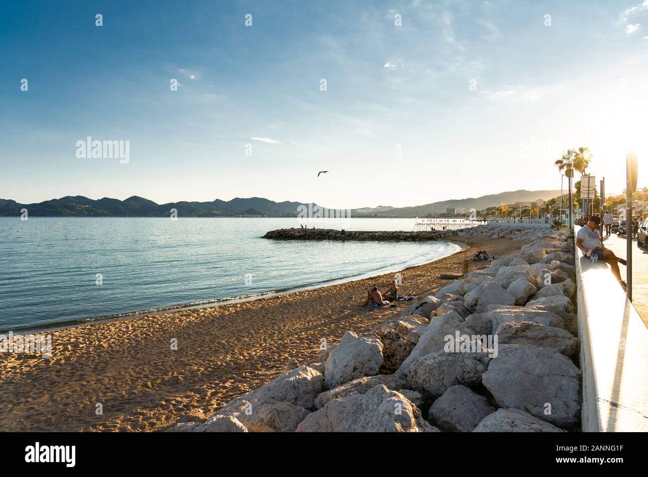 CANNES, Frankreich - Juni 01, 2019: Touristen Entspannen am Strand in Cannes Stadt der Côte d'Azur Stockfoto