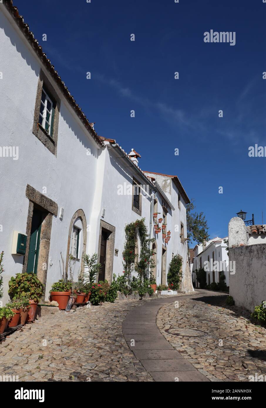 Eine typische Straße in der wunderschönen Bergstadt Marvão im Osten Portugals Stockfoto