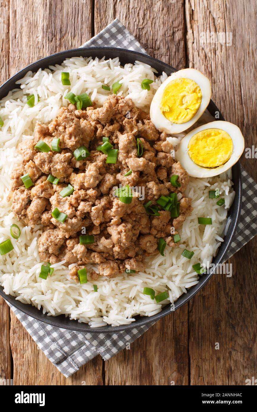 Taiwanesische Schwein Hackfleisch mit Reis und Eier close-up in einer Schüssel auf den Tisch. Vertikal oben Ansicht von oben Stockfoto