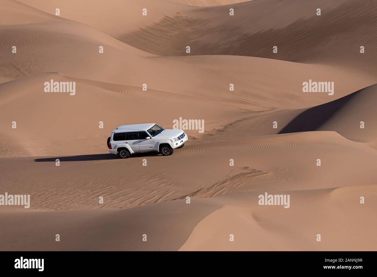Rückansicht der weißen nissan Patrol Super Safari kletterte auf einer Sanddüne in Dasht e lut Wüste Stockfoto