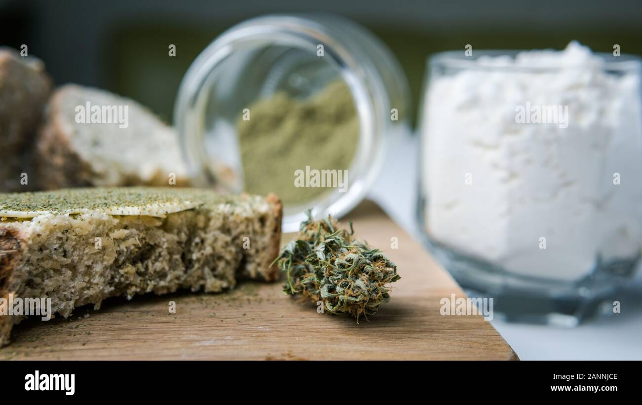 In der Nähe von Brot mit Hanf Mehl, Butter Sandwich mit Cannabis und Haschisch. Konzept der Verwendung von Marihuana in der Lebensmittelindustrie Stockfoto