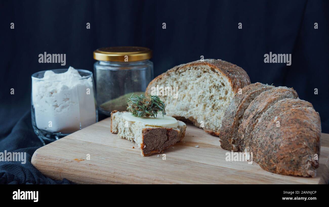 In der Nähe von Brot mit Hanf Mehl, Butter Sandwich mit Cannabis und Haschisch. Konzept der Verwendung von Marihuana in der Lebensmittelindustrie Stockfoto