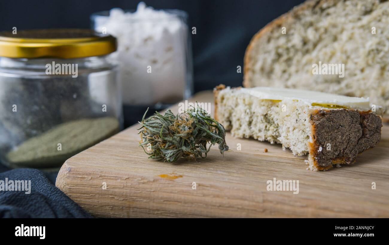 In der Nähe von Brot mit Hanf Mehl, Butter Sandwich mit Cannabis und Haschisch. Konzept der Verwendung von Marihuana in der Lebensmittelindustrie Stockfoto