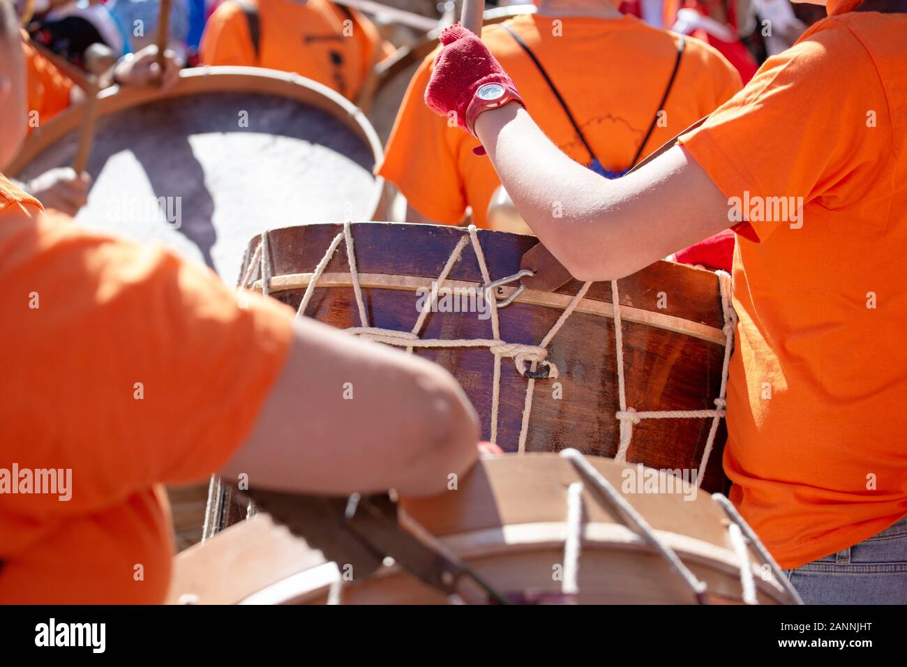 Musik Band spielt Bass bei einem Outdoor Festival drum. Spanische Kultur Stockfoto
