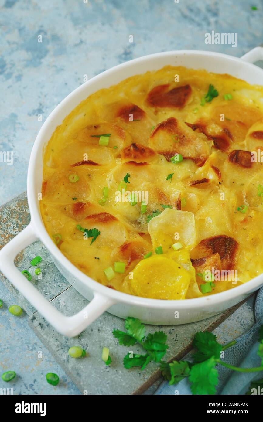 Hausgemachte überbackene Kartoffeln/Kartoffelgratin, selektiven Fokus Stockfoto