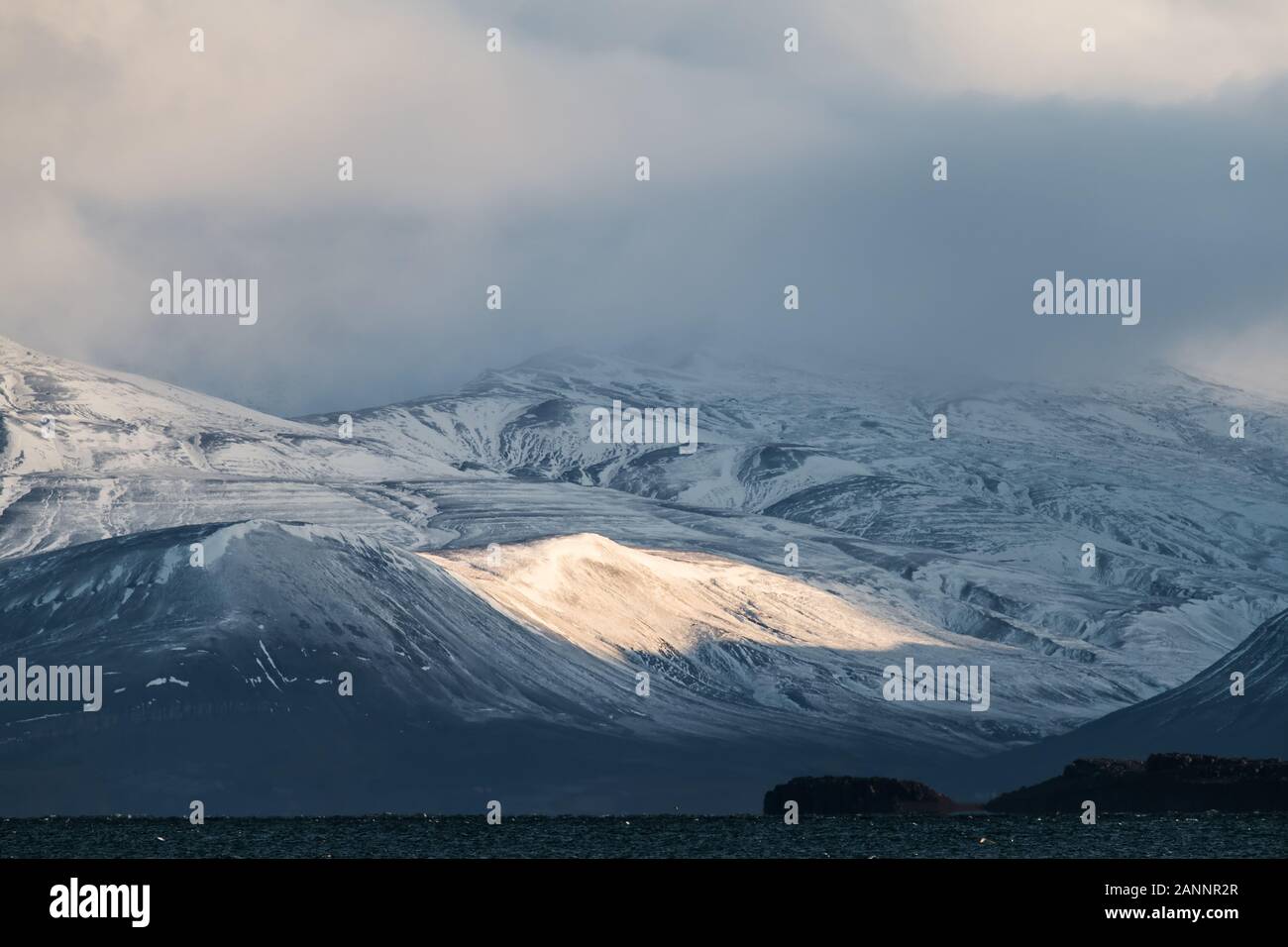 Helle gefroren rocky mountain range im Abendlicht - tolle Landschaft in der Arktis Stockfoto