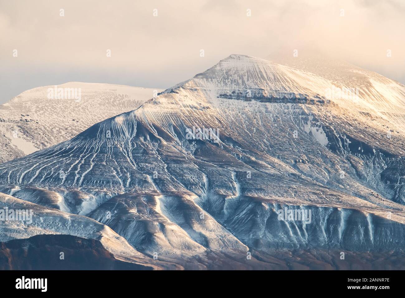Helle gefroren rocky mountain range im Abendlicht - tolle Landschaft in der Arktis Stockfoto
