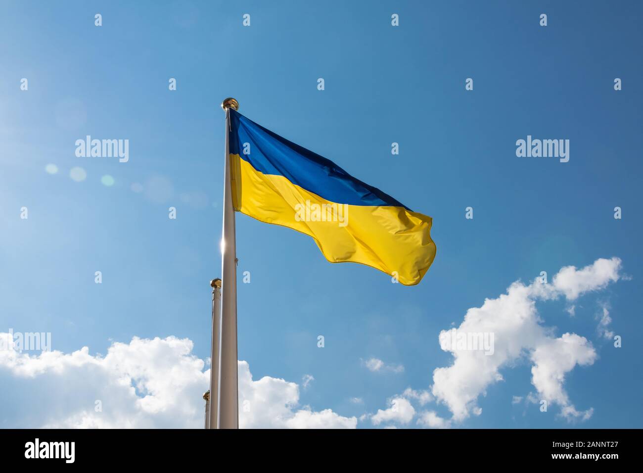 Ukrainische Fahne flatterte in den Himmel Stockfoto
