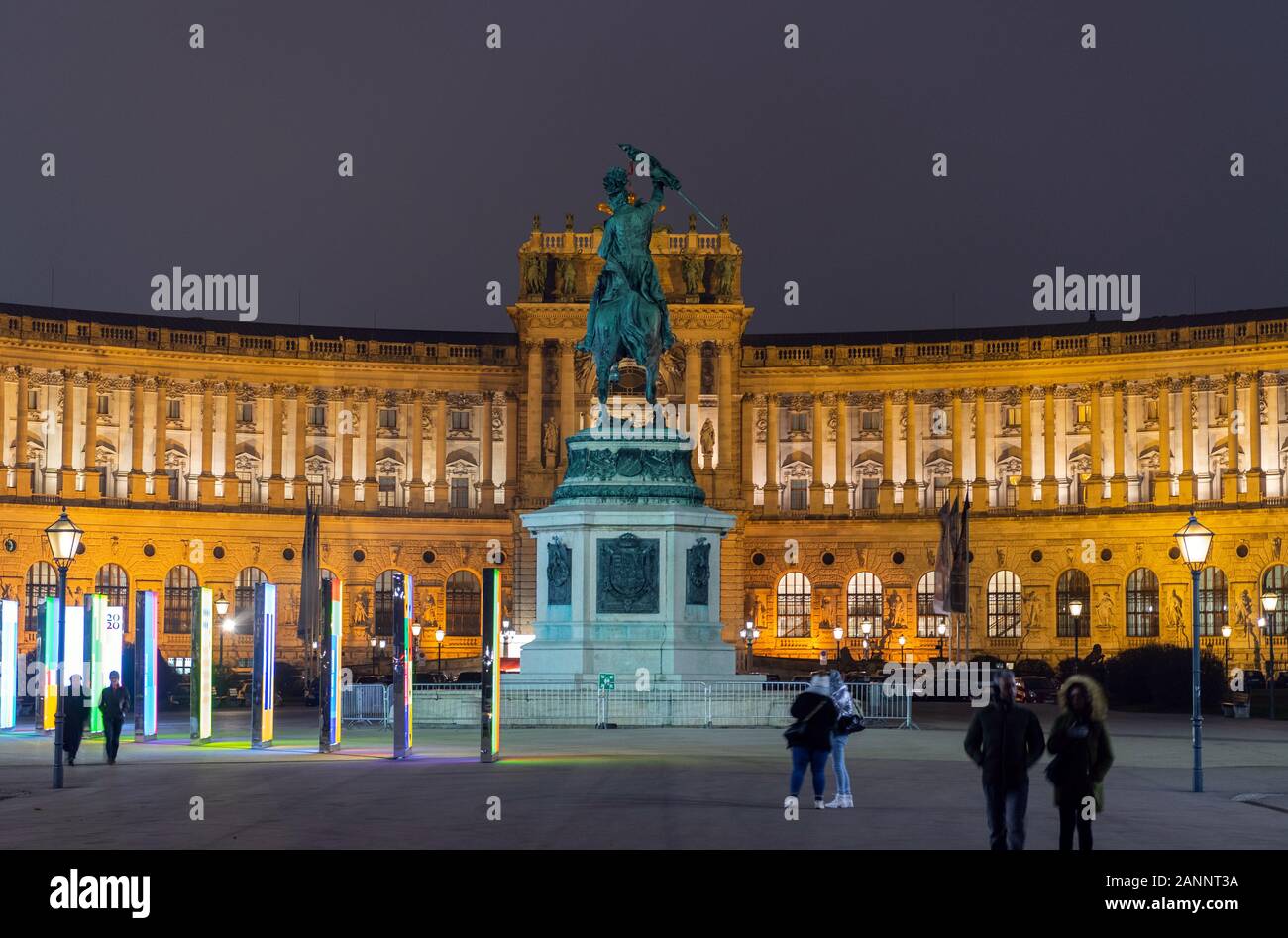 Wien, Österreich. 17 Jan, 2020. Blick auf die Neue Hofburg am Heldenplatz am Abend mit dem Reiterstandbild von Erzherzog Karl. Credit: Robert Michael/dpa-Zentralbild/ZB/dpa/Alamy leben Nachrichten Stockfoto