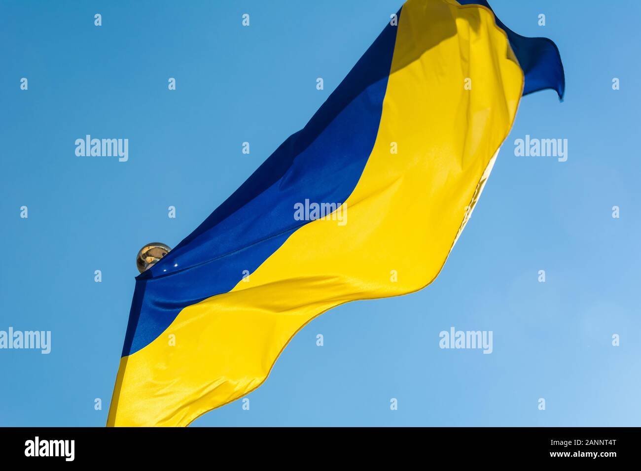 Ukrainische Fahne flatterte in den Himmel Stockfoto