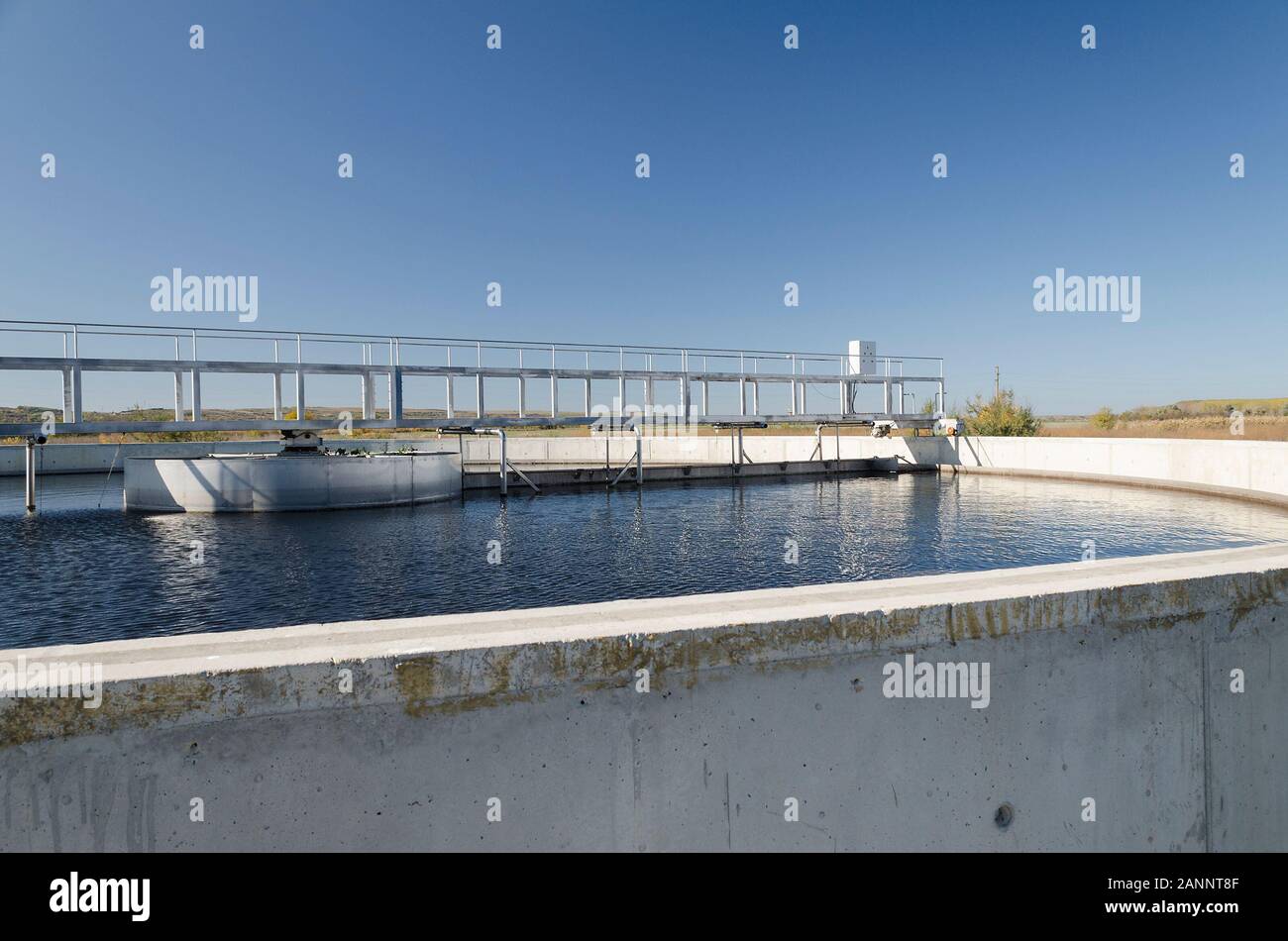 Blick auf die Kläranlage - Wasser Recycling. Die Abfallwirtschaft. Stockfoto