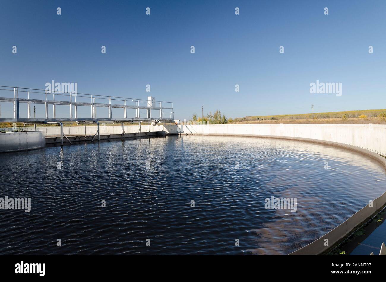 Blick auf die Kläranlage - Wasser Recycling. Die Abfallwirtschaft. Stockfoto