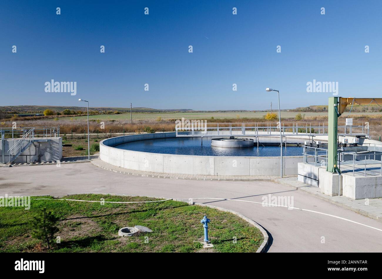 Blick auf die Kläranlage - Wasser Recycling. Die Abfallwirtschaft. Stockfoto