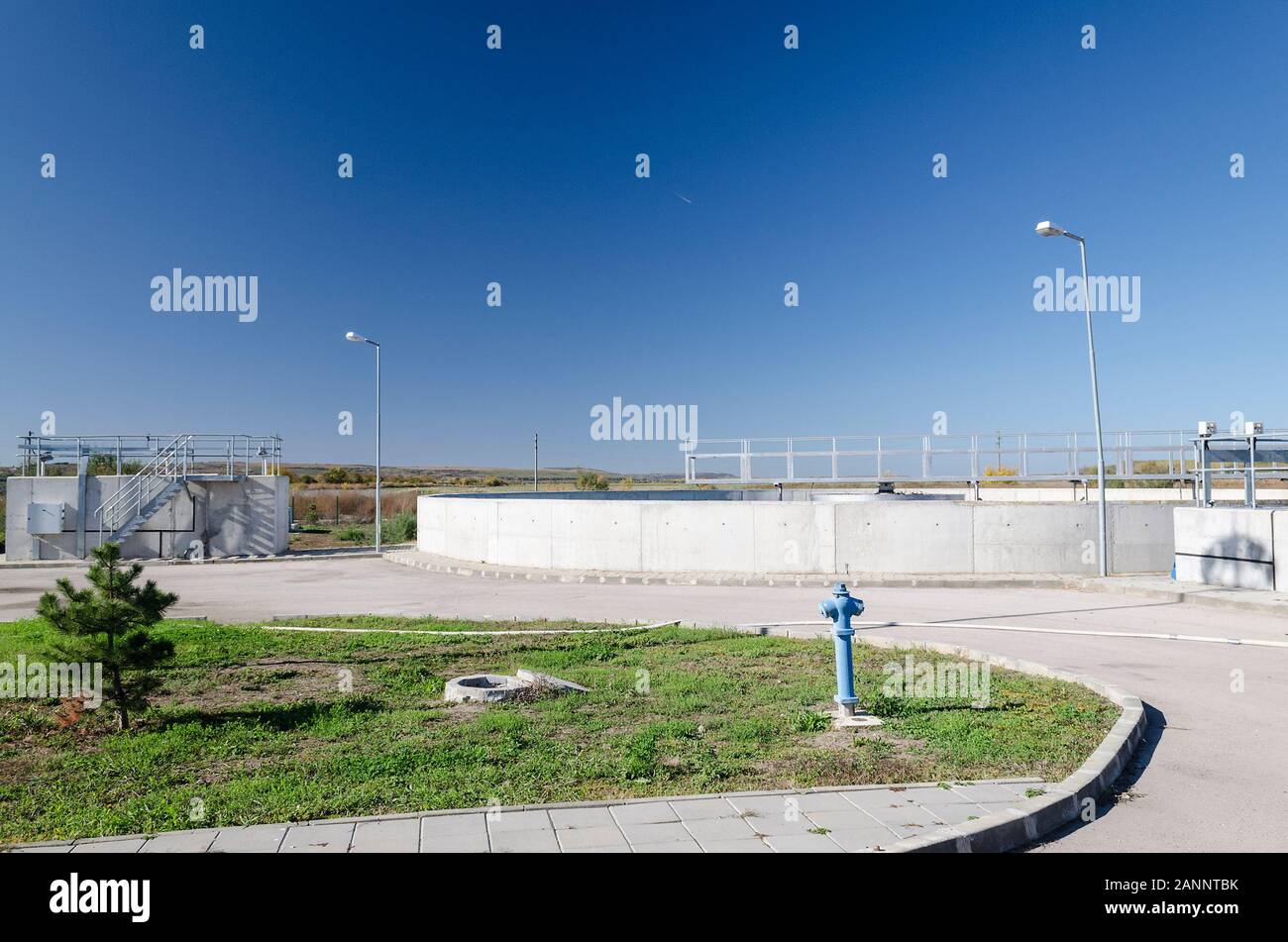 Blick auf die Kläranlage - Wasser Recycling. Die Abfallwirtschaft. Stockfoto