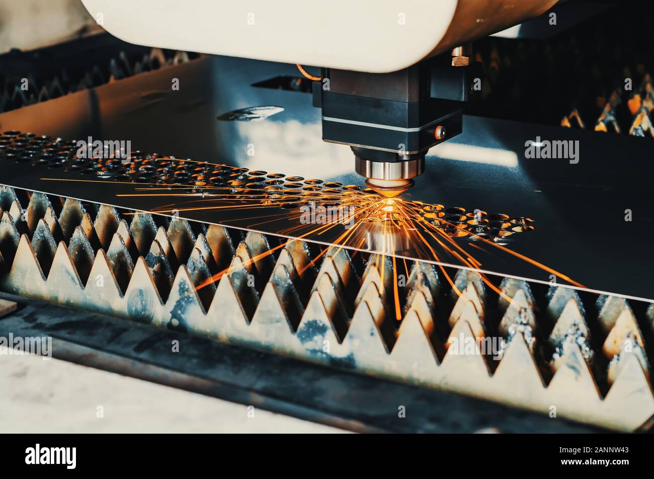Hochpräzise CNC-Laserschneiden von Blechen. Stockfoto