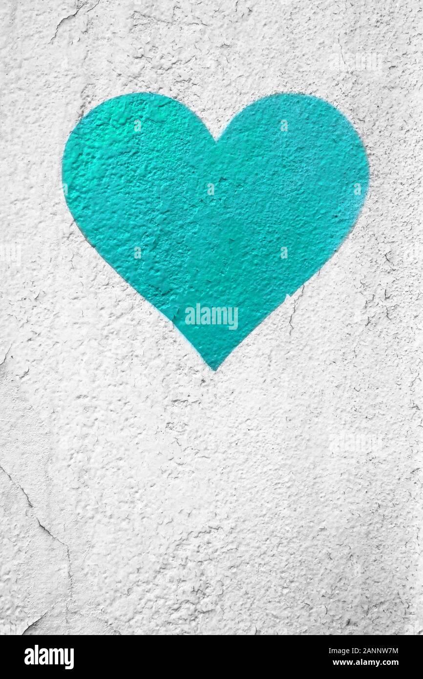 Türkis Blau liebe herz Hand auf grunge Wand gezeichnet. Strukturierten Hintergrund trendy street style. Kopieren Sie Platz. Stockfoto