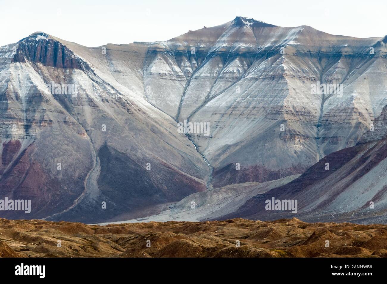 Enorme rocky mountain range in der Arktis Stockfoto