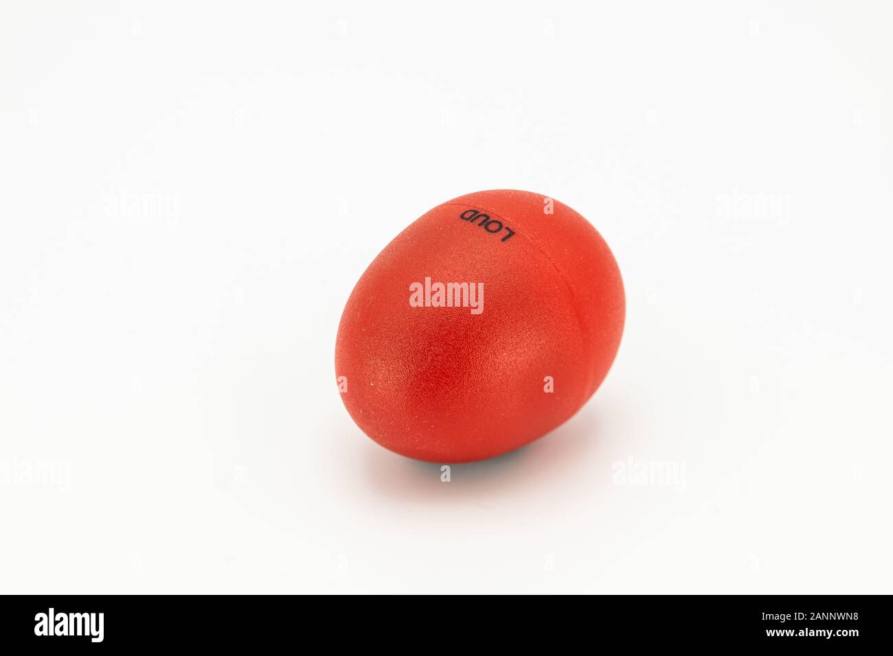 Nahaufnahme von einem lauten red Egg Shaker liegen auf einem weißen Untergrund Stockfoto