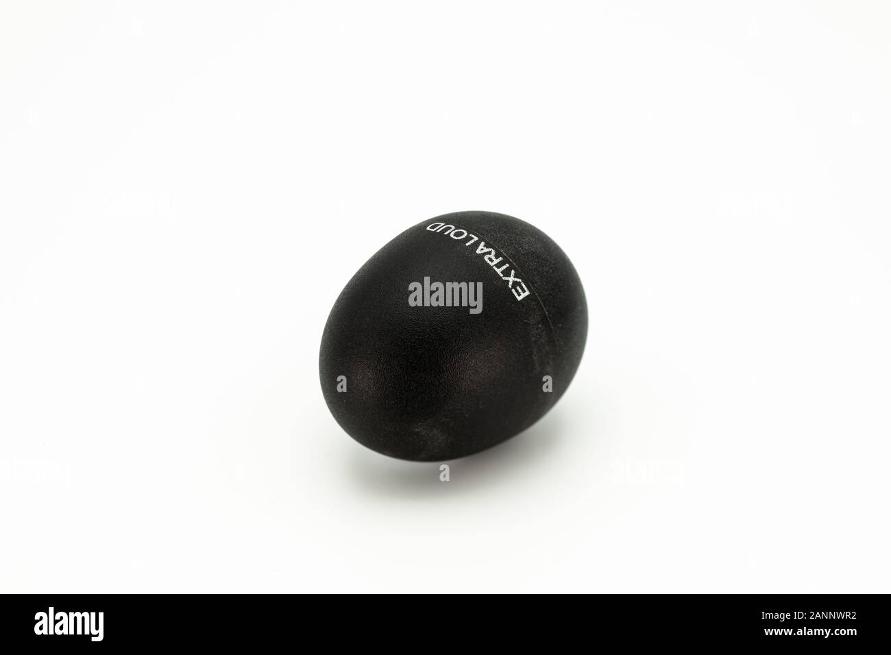 Nahaufnahme von einem sehr lauten Black Egg Shaker liegen auf einem weißen Untergrund Stockfoto