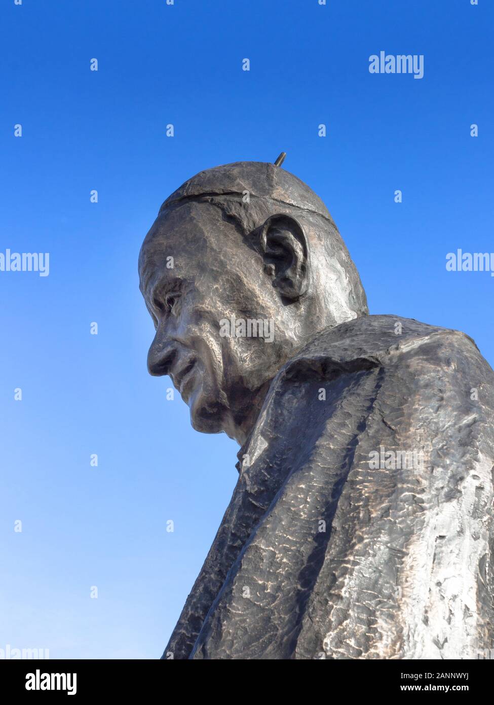 Statue von Papst Johannes XIII. gegen den blauen Himmel. Kopieren Sie Platz. Stockfoto
