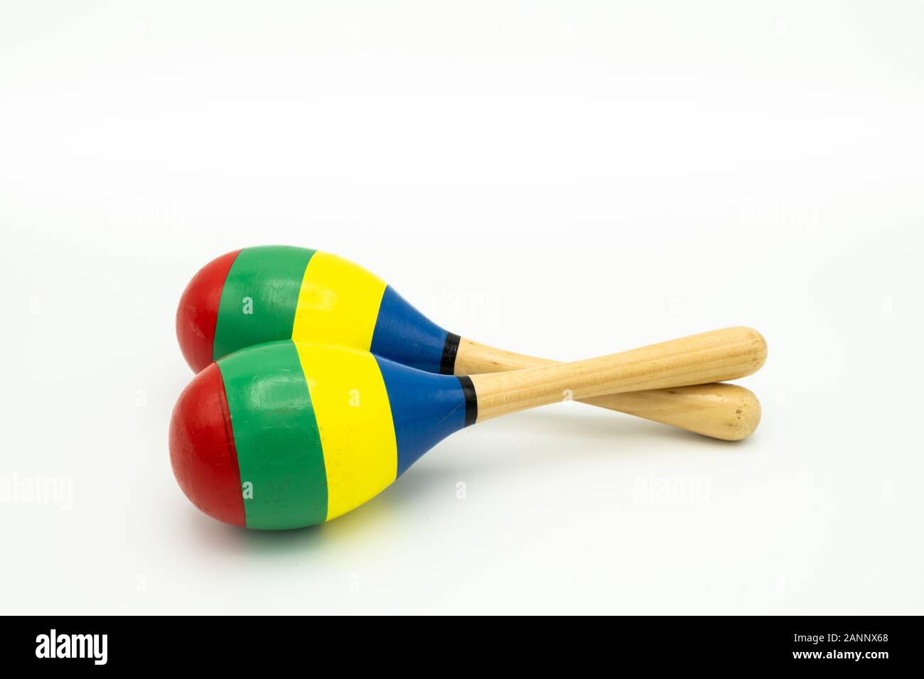 Nahaufnahme von ein paar bunte Maracas liegen auf einem weißen Untergrund Stockfoto