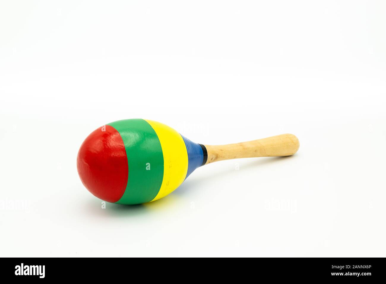 Nahaufnahme von einem bunten Maracas liegen auf einem weißen Untergrund Stockfoto