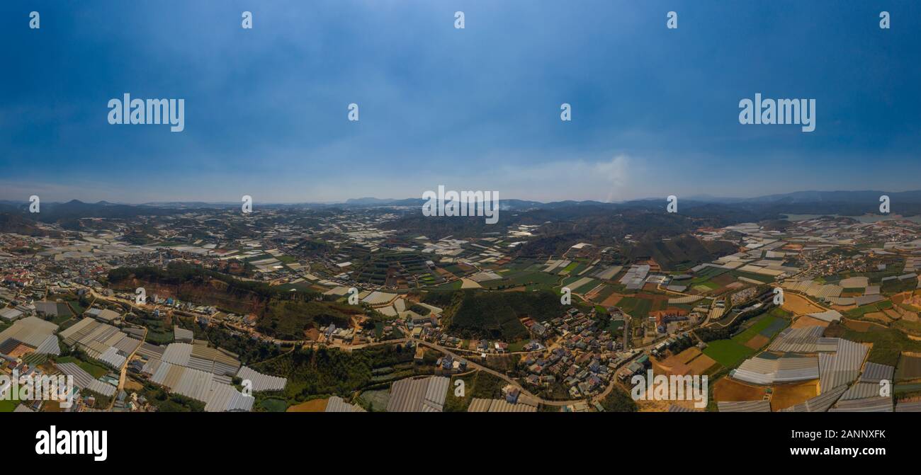 Dalat oder da Lat, Vietnam Luftpanorama von der landwirtschaftlichen Fläche, die Bauernhöfe und Gewächshäuser zeigt. Dieser Hochlandbereich ist berühmt für die Herstellung von Arabica-Kaffee Stockfoto