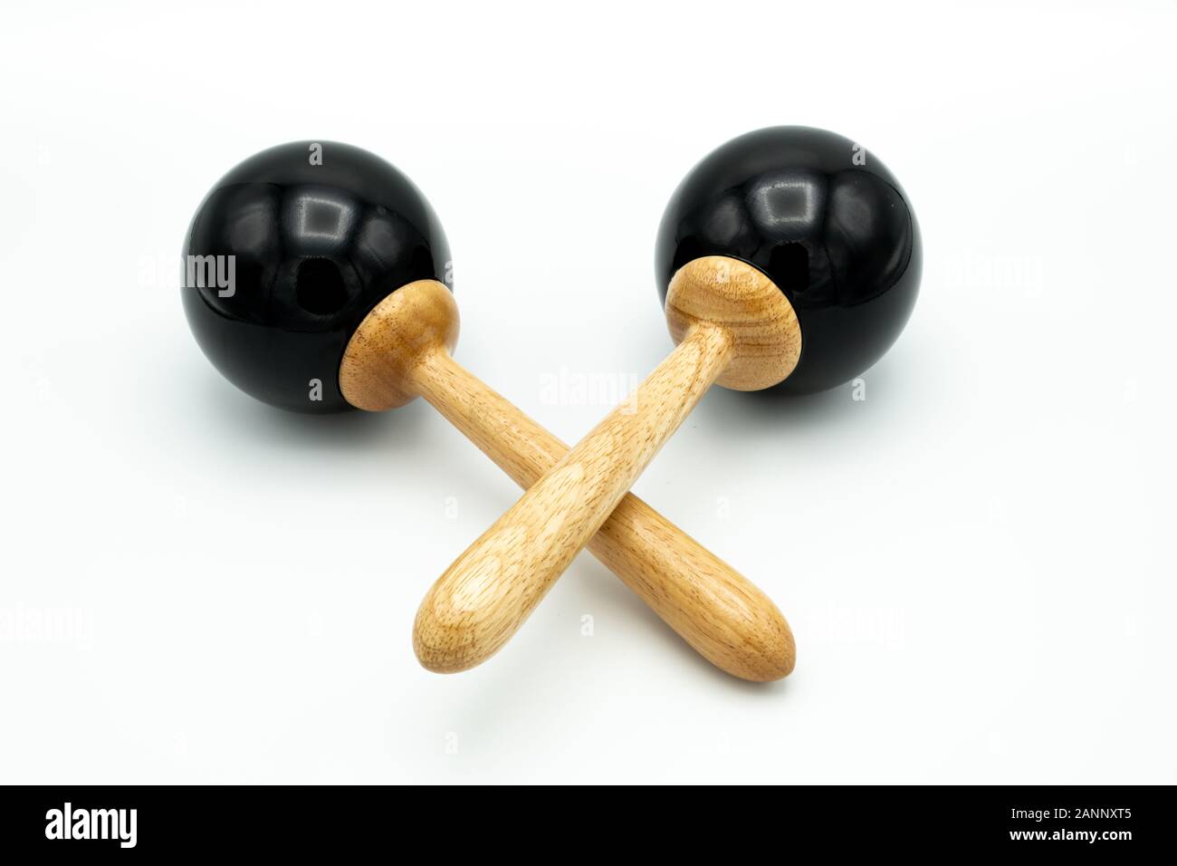 Nahaufnahme von ein Paar schwarze Maracas liegen auf einem weißen Untergrund Stockfoto