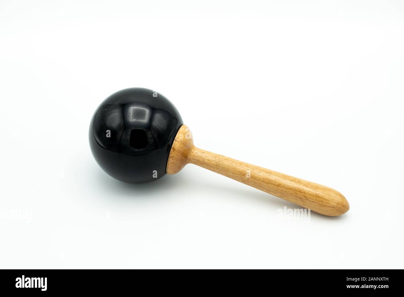 Nahaufnahme von einem schwarzen Maracas liegen auf einem weißen Untergrund Stockfoto