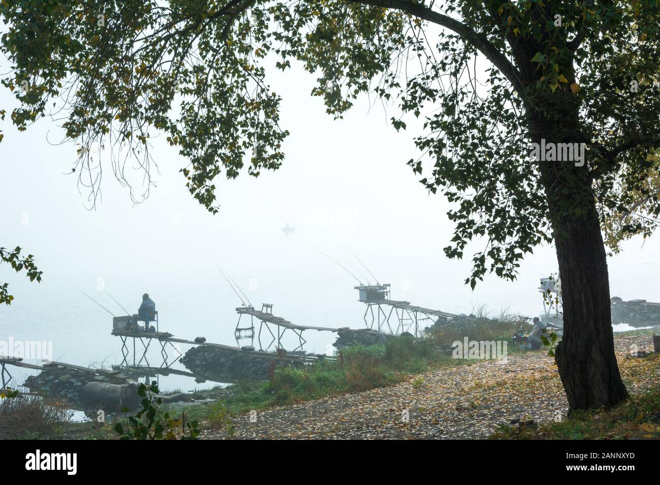 Kiew, Ukraine - Oktober, 10, 2016: Die Zahlen der Fischer im Nebel Stockfoto