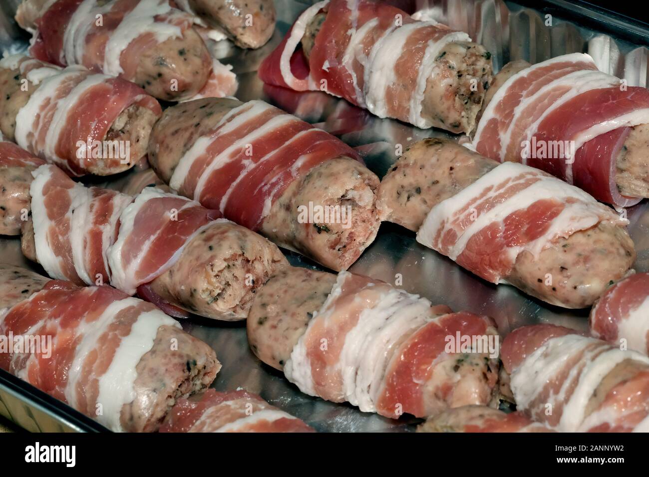 Schweine in Decken bereit für ein festliches Abendessen. Schweinefleisch und Speck. Stockfoto