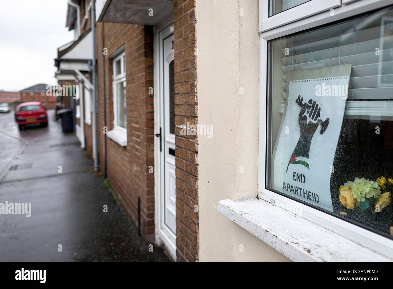 Ende der Apartheid Zeichen auf das Fenster der typisches Haus in Belfast, Nordirland Irelland Stockfoto