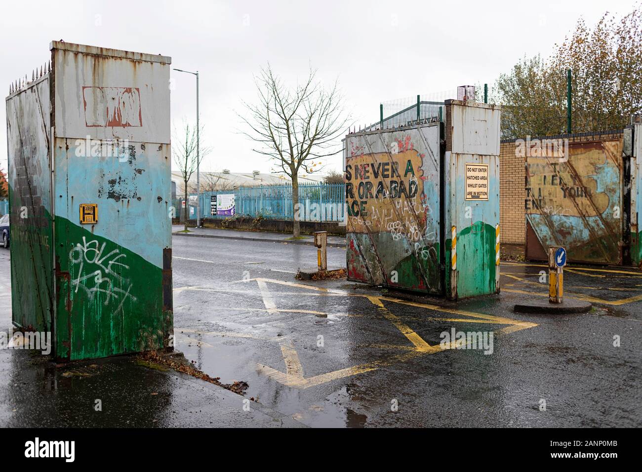 Tor Passage zwischen katholischen und protestantischen Gemeinden in Belfast, Nordirland Stockfoto