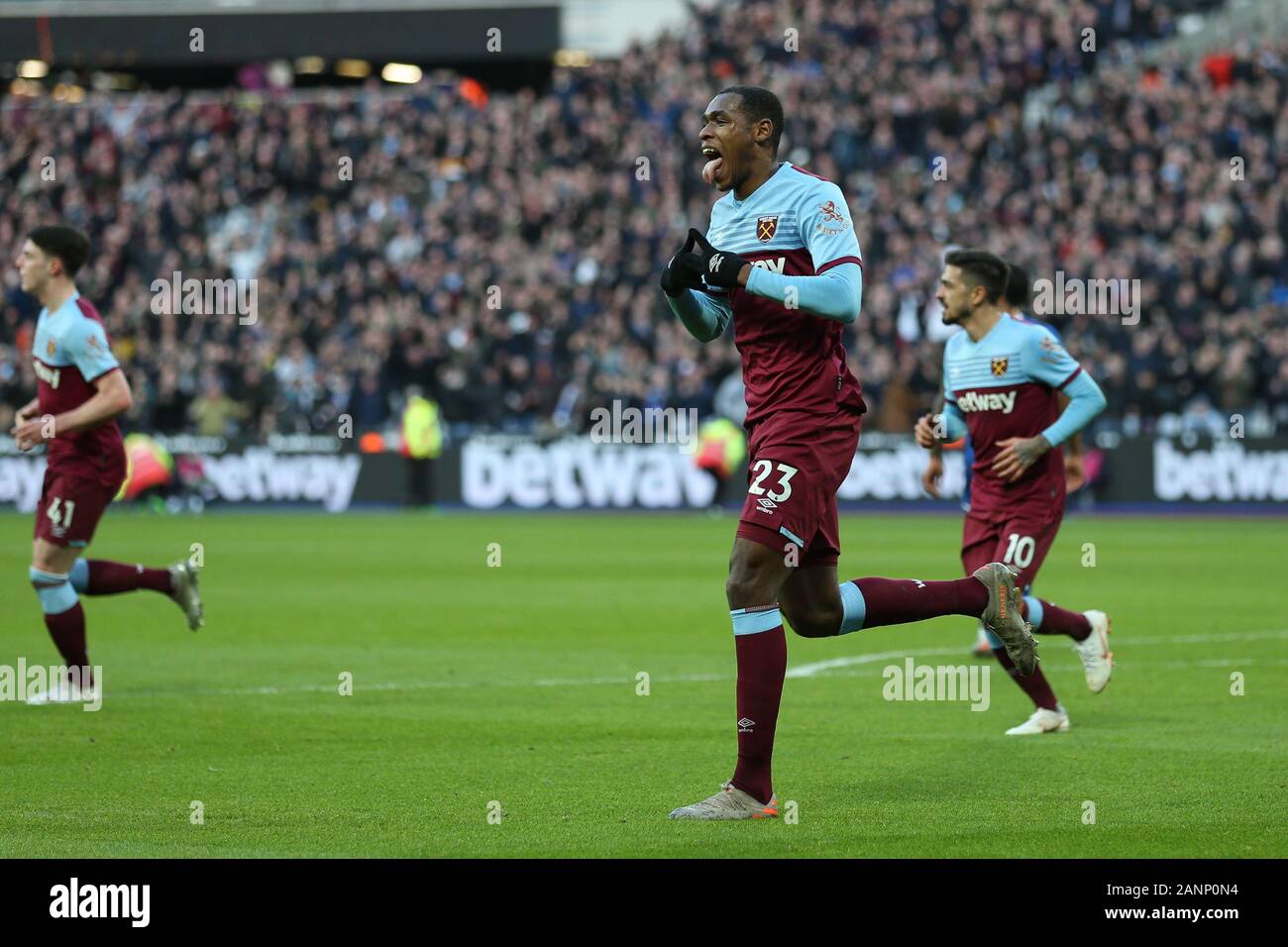 London England 18 Januar Ivss Diop Von West Ham United Feiert Seine Mannschaften Erste Ziel Wahrend