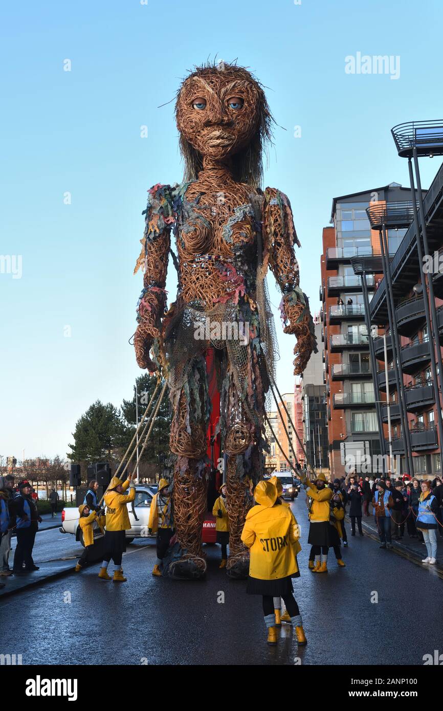 Januar 2020. Glasgow, Schottland, Großbritannien. 10m große animierte Marionette namens Storm spaziert durch das Stadtzentrum, um den Beginn von Coastal Connections als Teil eines Klimaereignisses zu markieren, das in der Stadt stattfindet. Stockfoto