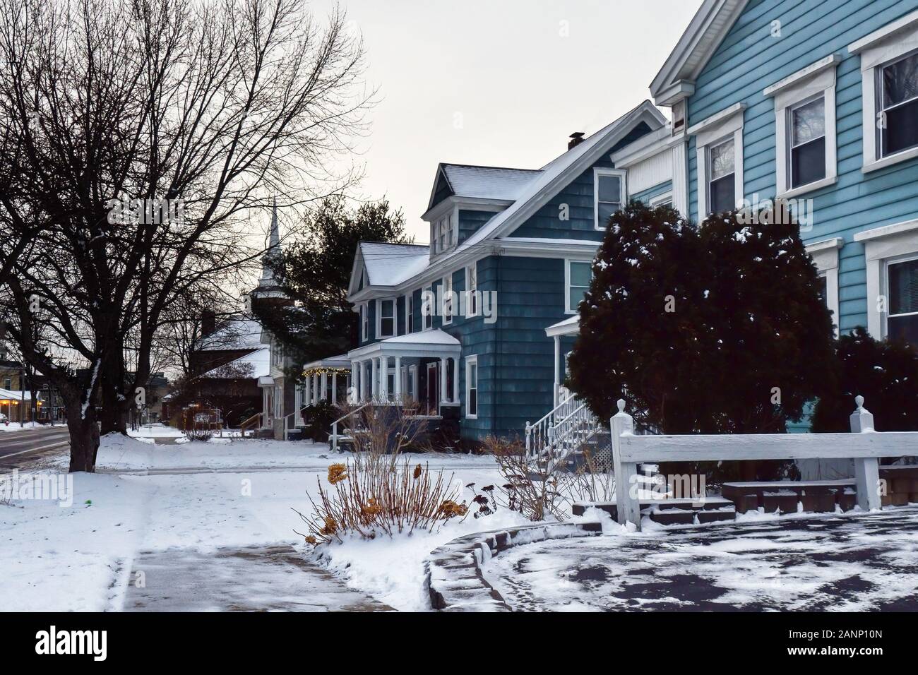 Wohnstraße in der kleinen Stadt Baldwinsville, New York an einem kalten Wintermorgen Stockfoto