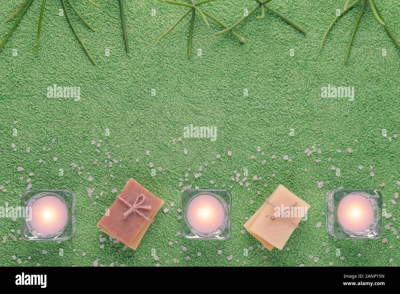 Spa und Wellness Hintergrund mit Kerzen, Seife, Pflanzen und Kopie Raum Stockfoto