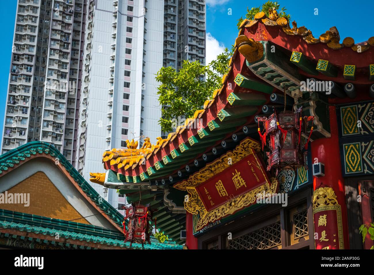 HongKong, China - November, 2019: Dach destail, traditionelle chinesische Architektur im Wong Tai Sin Tempel in Hong Kong Stockfoto