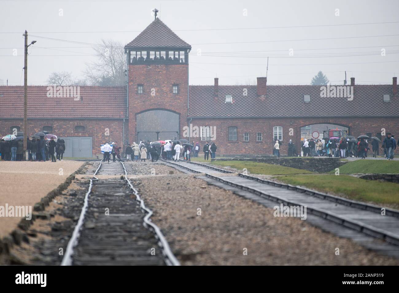 Torhaus und Judenrampe (Jüdische Rampe) im nationalsozialistischen deutschen Konzentrationslager Auschwitz II Birkenau (Auschwitz II Birkenau Vernichtungslager) vom 1. Stockfoto