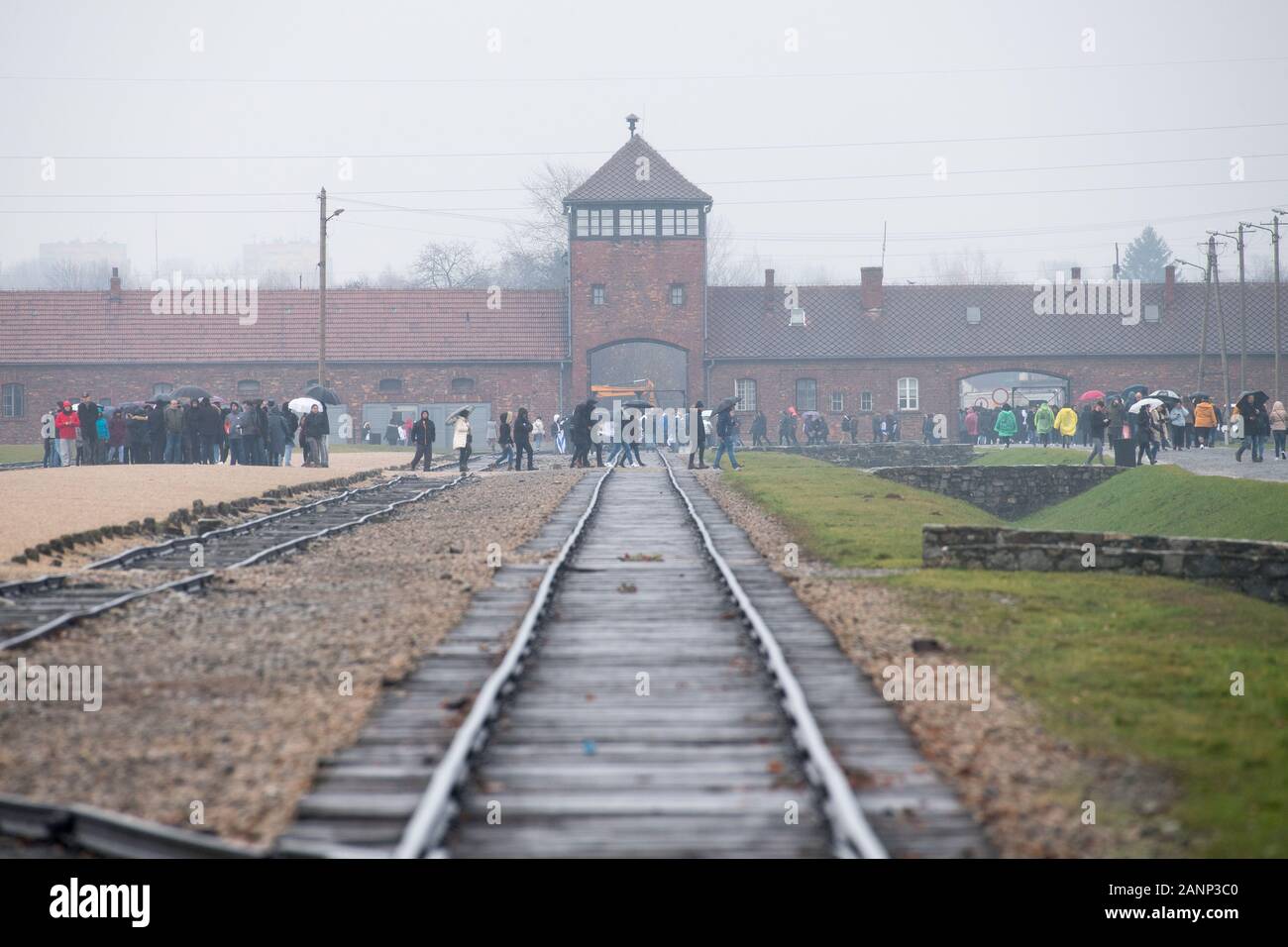 Torhaus und Judenrampe (Jüdische Rampe) im nationalsozialistischen deutschen Konzentrationslager Auschwitz II Birkenau (Auschwitz II Birkenau Vernichtungslager) vom 1. Stockfoto