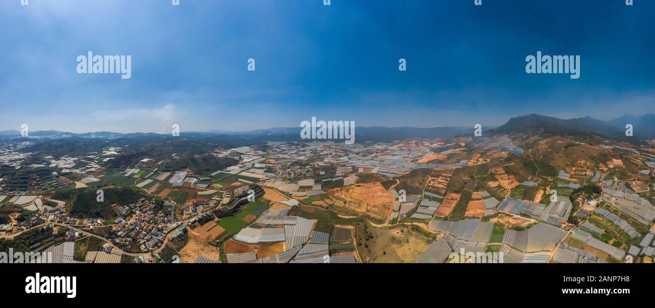 Dalat oder da Lat, Vietnam Luftpanorama von der landwirtschaftlichen Fläche, die Bauernhöfe, Berge und Gewächshäuser zeigt. Dieser Hochlandbereich ist für Arabica-Kaffee bekannt Stockfoto