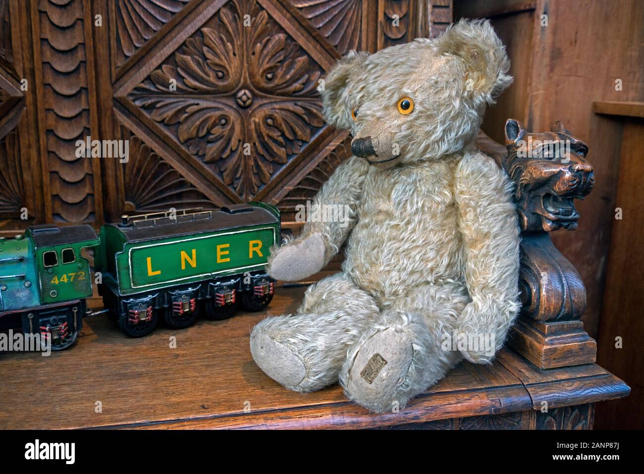 Vintage Teddybären und Spielzeugeisenbahn im Fenster einer Antique Shop in Edinburgh, Schottland, Großbritannien. Stockfoto