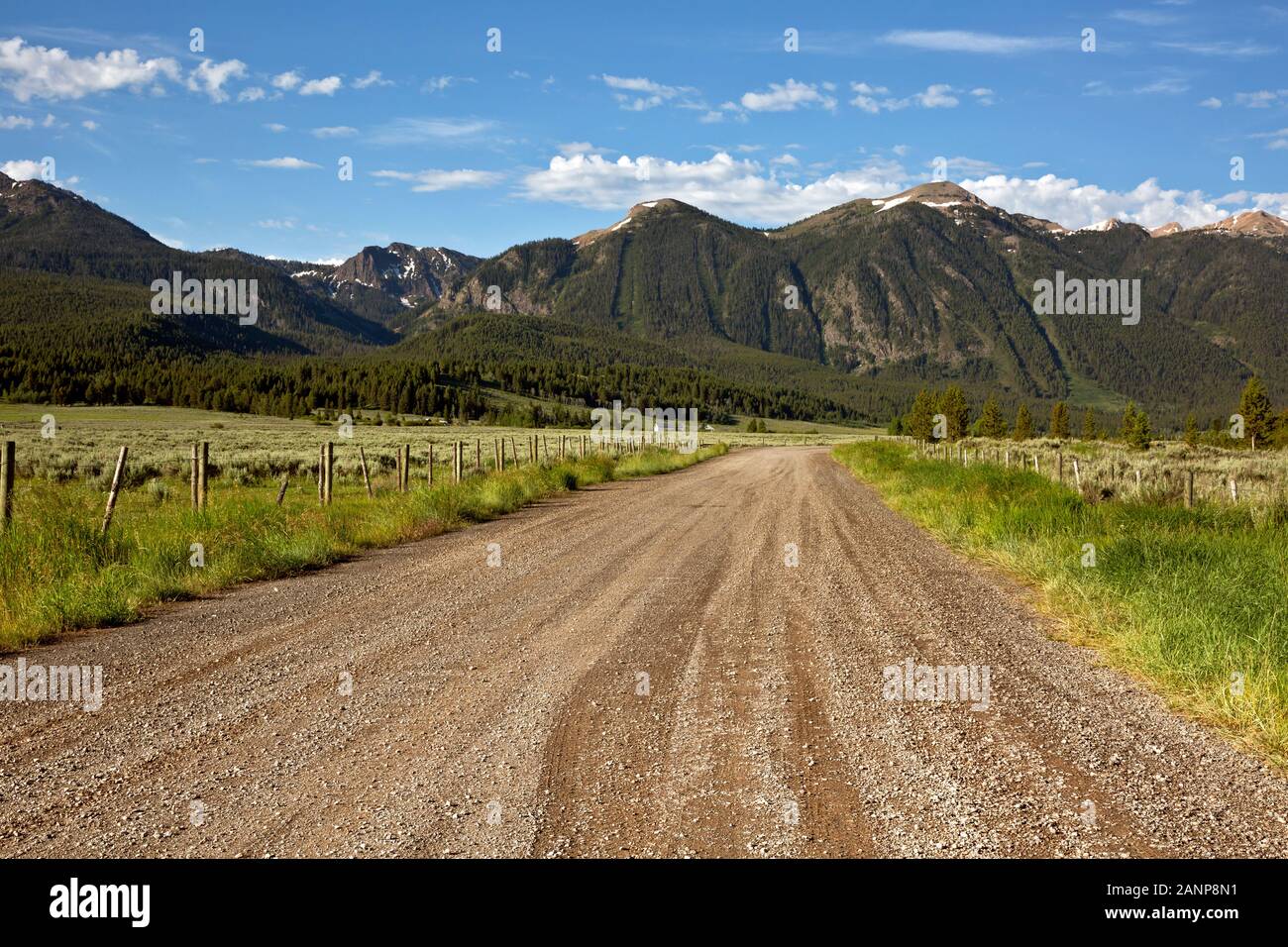 MT 00375-00 ... MONTANA-Straße durch Redrock Seen National Wildlife Refuge mit der Centennial Berge in der Ferne. Stockfoto